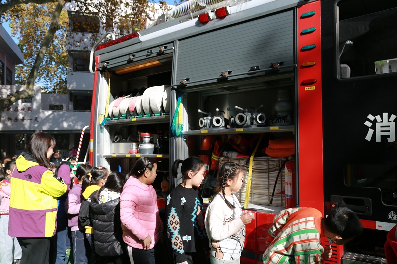 參觀消防車 (1).JPG