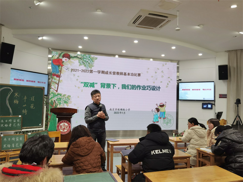 圖12.2評(píng)委代表馮毅副校長(zhǎng)給大家做指導(dǎo).jpg