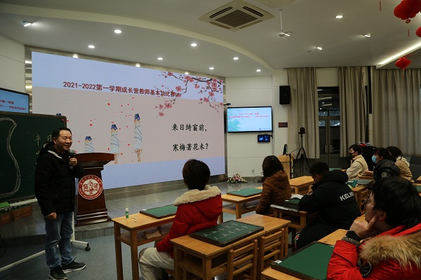 圖3：書法劉有林老師進(jìn)行現(xiàn)場(chǎng)指導(dǎo).JPG