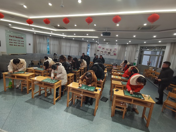 圖4.2青年教師現(xiàn)場(chǎng)書寫粉筆字.jpg