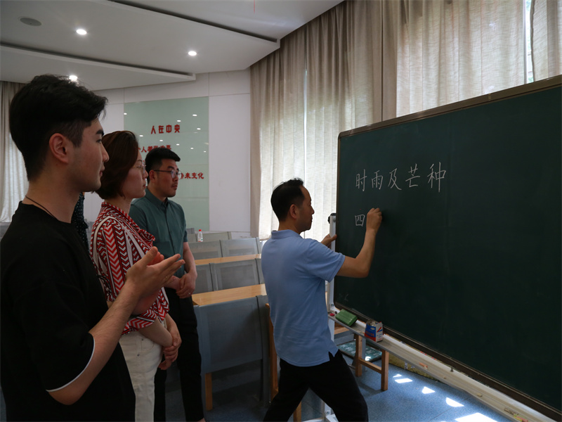 老師們看粉筆字1.jpg