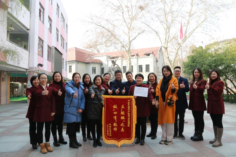 區(qū)德育一束花表彰的集體照(1).jpg