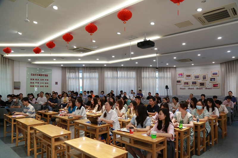 2.老師聽講座全景.JPG