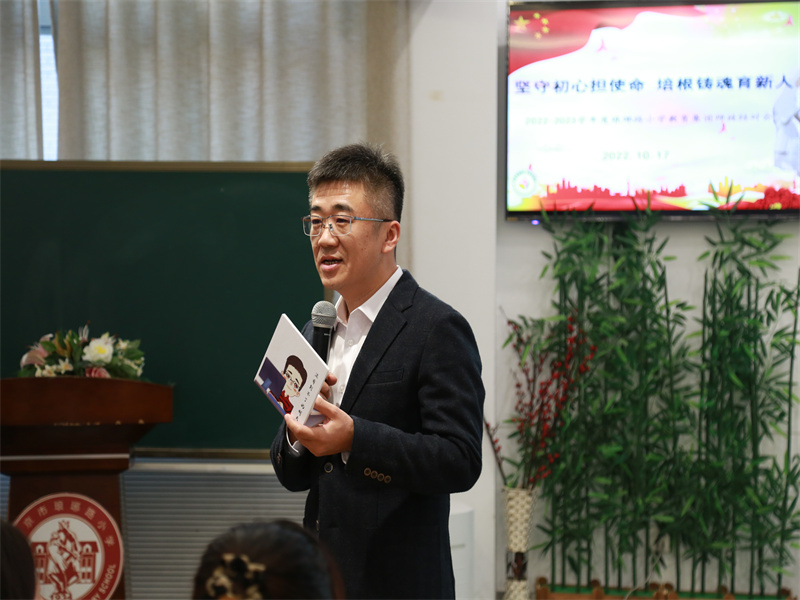 12.師傅馮毅老師發(fā)言.jpg