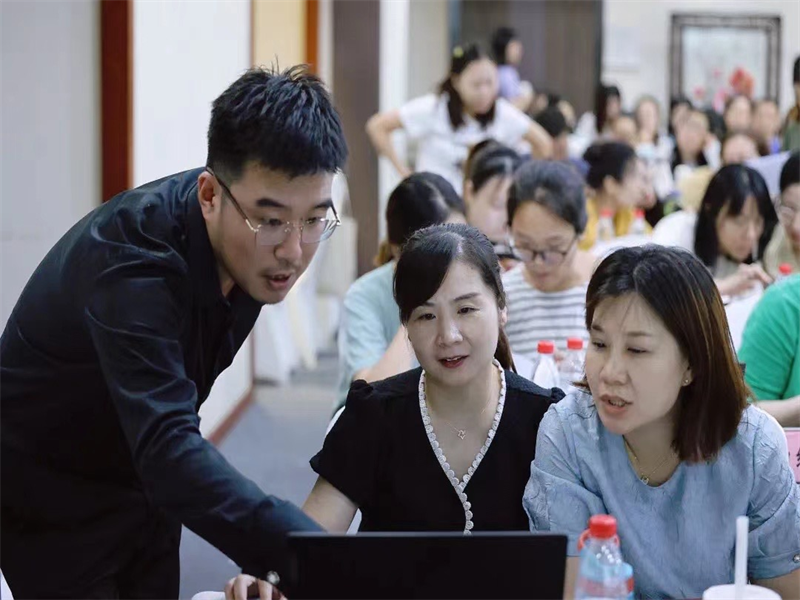 楊浩老師幫助組員.png