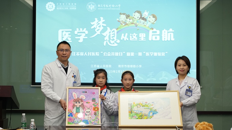 學(xué)生獻(xiàn)上祝福+表達(dá)心愿 (3).JPG