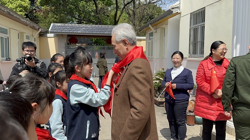 佩戴紅領(lǐng)巾.JPG