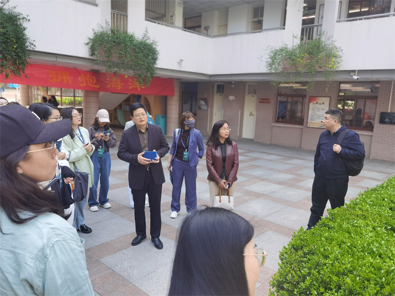 1.  胡校長  接待.jpg
