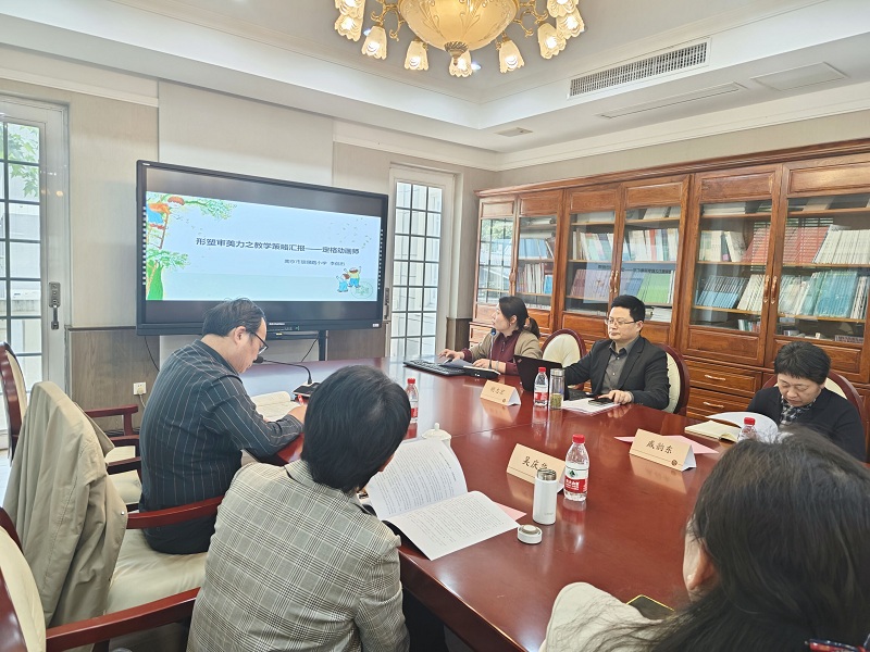 李侃侃在講形塑審美力：“文學閱讀與創(chuàng)意表達”學習任務群中年段課例研究 .jpg