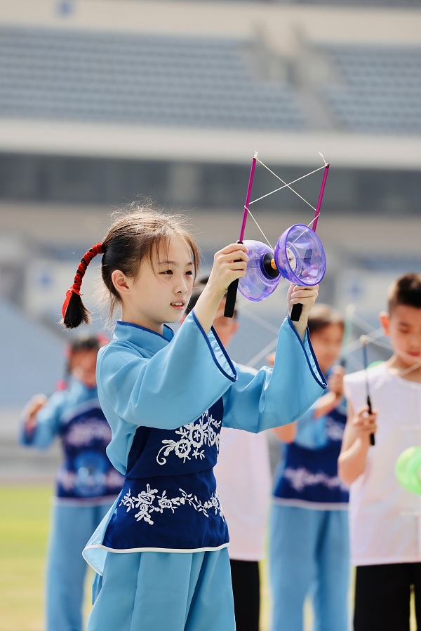 五年級(jí)抖空竹1.jpg