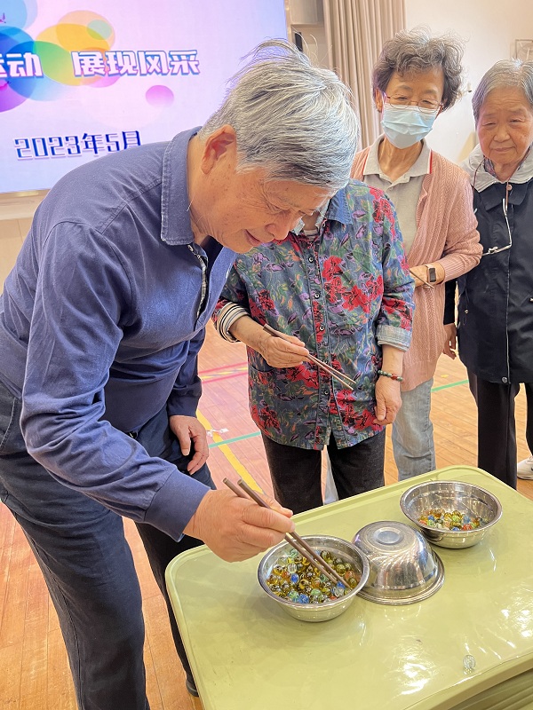 團(tuán)體項(xiàng)目：夾彈子.jpg