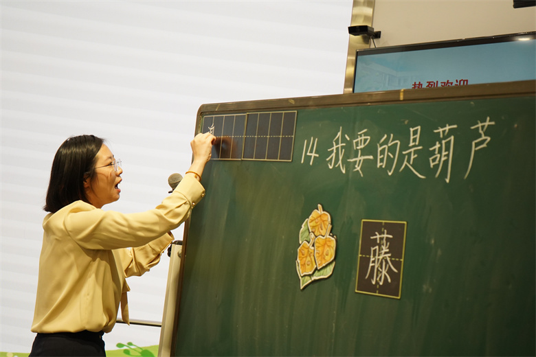 4.  張臻校長(zhǎng)上課.jpg