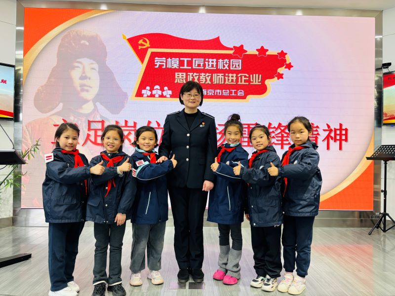 15學(xué)生與陳炯阿姨合影留念.JPG